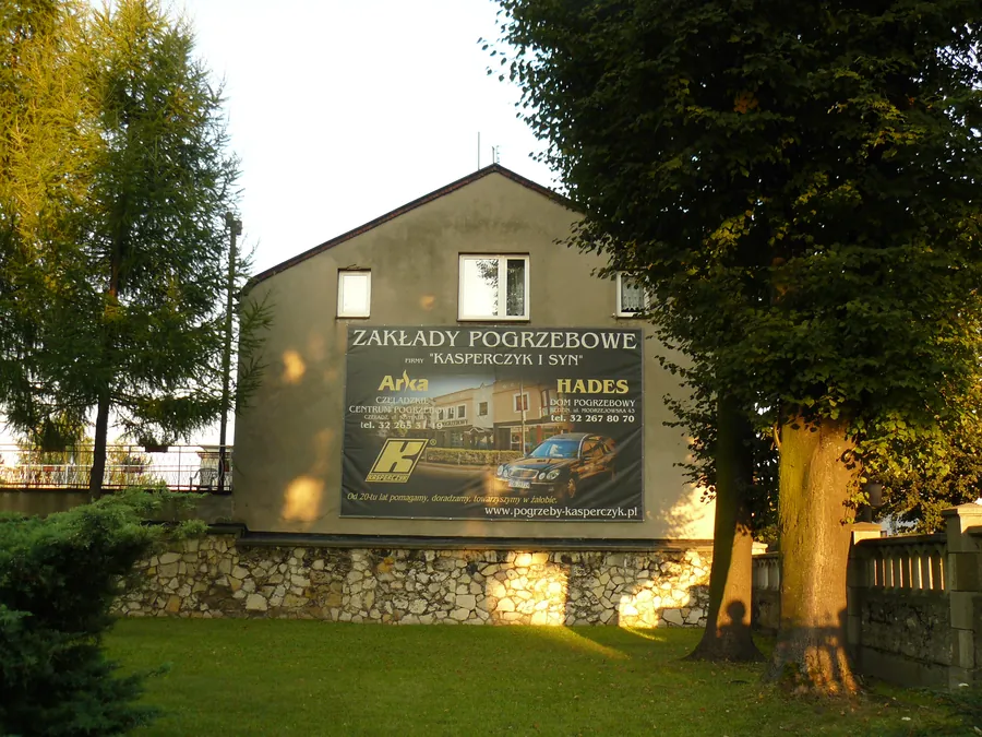 Baner reklamowy zamontowany na elewacji budynku