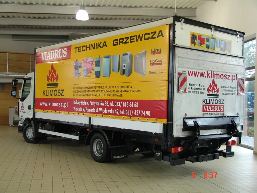 Skrzynia samochodu ciężarowego z pełną zabudową reklamową