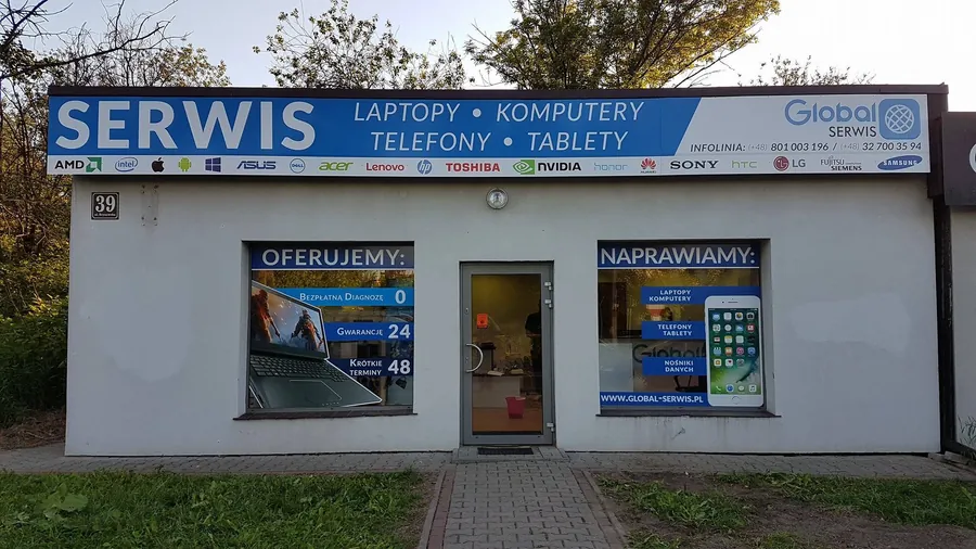 Witryna serwisu oklejona ofertą i logotypami